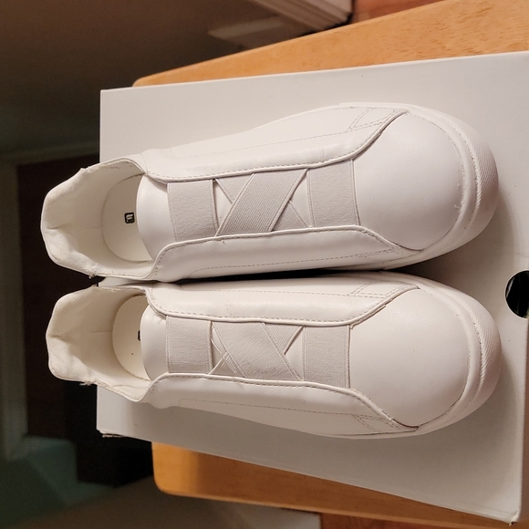 Fabletics Laurel Court Sneaker NEW! 9 - Picture 1 of 5